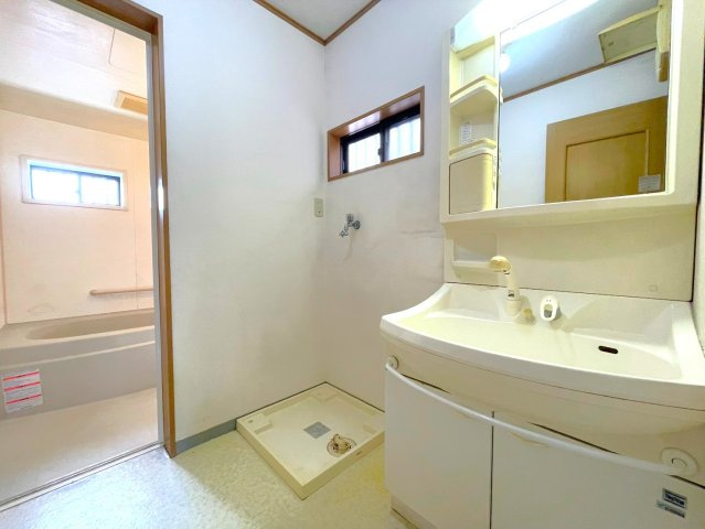 ◆市バス「下久我」停まで徒歩２分◆全室２面採光の４ＤＫ住宅◆周辺環境充実◆伏見区久我東町の洗面所|洗面室
