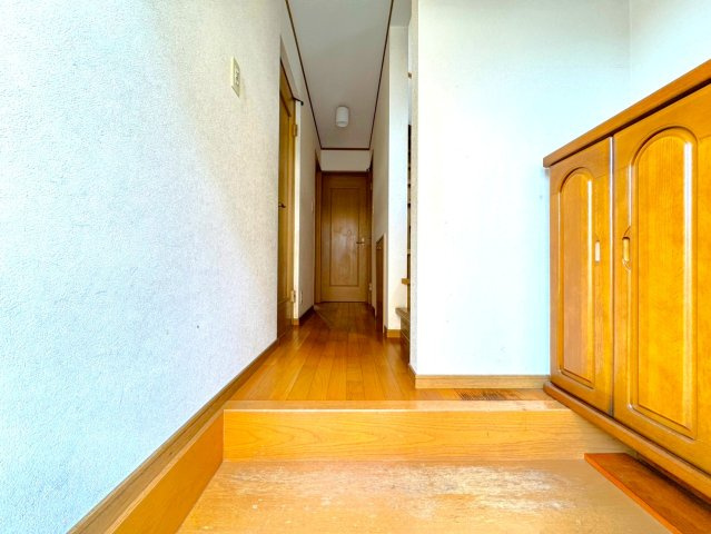 ◆市バス「下久我」停まで徒歩２分◆全室２面採光の４ＤＫ住宅◆周辺環境充実◆伏見区久我東町の玄関|玄関
