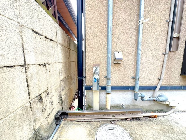 ◆市バス「下久我」停まで徒歩２分◆全室２面採光の４ＤＫ住宅◆周辺環境充実◆伏見区久我東町の外観|駐車スペースに水栓付き