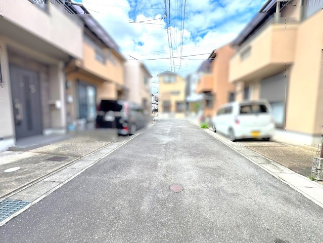 ◆市バス「下久我」停まで徒歩２分◆全室２面採光の４ＤＫ住宅◆周辺環境充実◆伏見区久我東町の前面道路含む現地写真|前道
