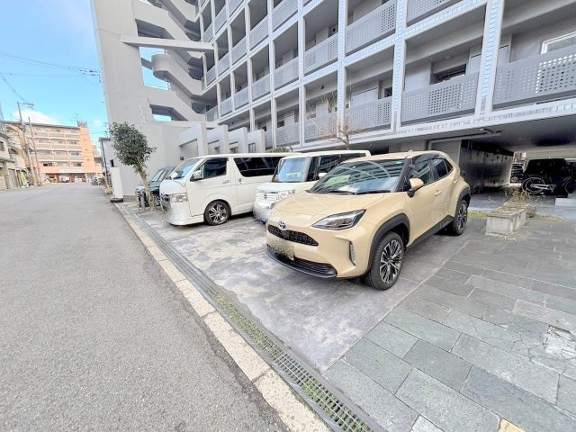 クリスタルシャトウの駐車場