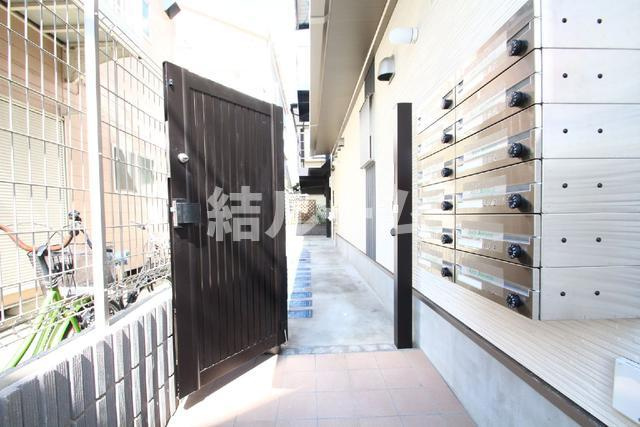朝霞市三原３丁目のアパートのエントランス