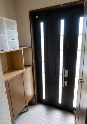【玄関】 | 高槻市唐崎中3丁目　中古戸建 | 毎日通る玄関はこちらです。
【注釈】AI加工により家具等を消去した画像を使用しています。

