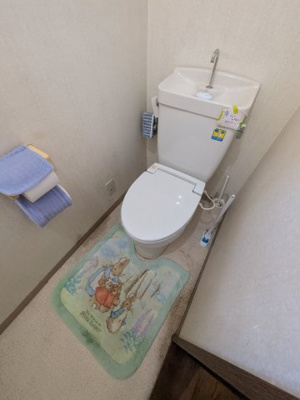 【トイレ】 | 80万円値下げしました。高槻市唐崎中3丁目　中古戸建 | コンパクトで使いやすいトイレです
【注釈】AI加工により家具等を消去した画像を使用しています。

