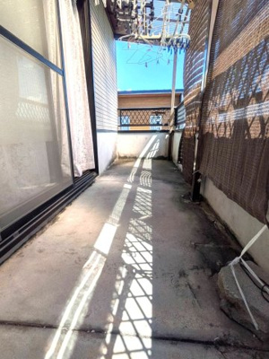 【バルコニー】 | 80万円値下げしました。高槻市唐崎中3丁目　中古戸建 | 陽当たり良好なバルコニーです。
【注釈】AI加工により家具等を消去した画像を使用しています。

