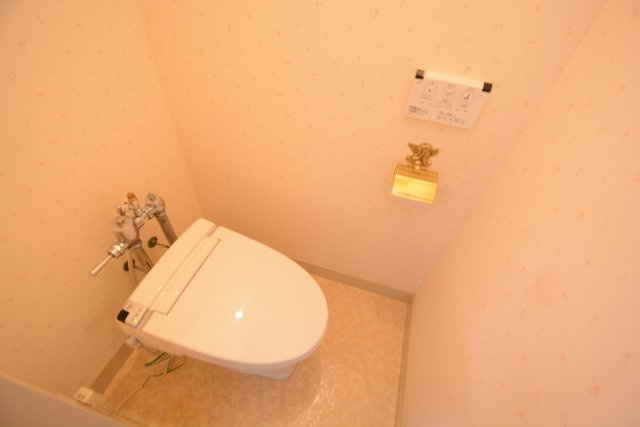 シンプルで掃除のしやすいトイレです♪