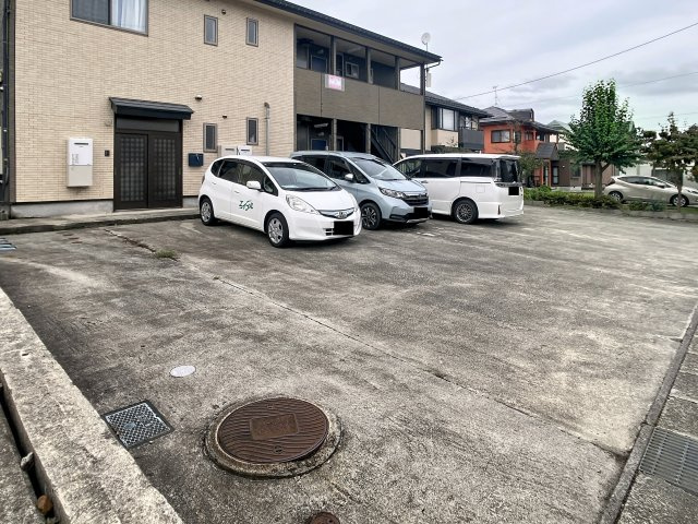 メゾンクレールの駐車場
