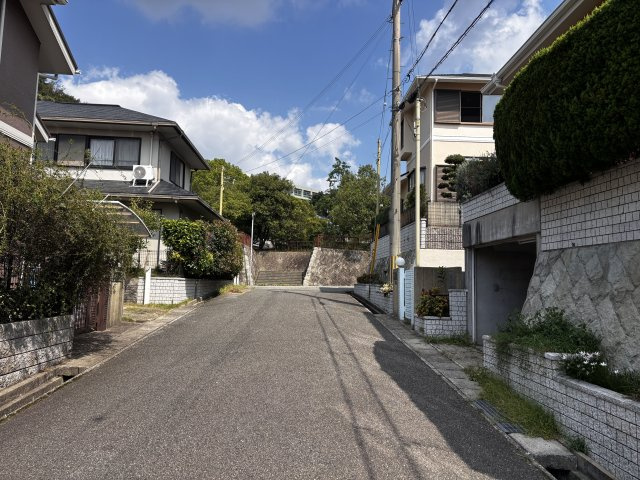 神戸市須磨区多井畑東町戸建の前面道路含む現地写真