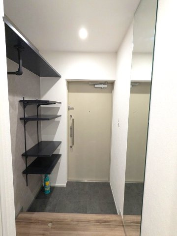 ベルヴィアージ蔵前の玄関|玄関にもモニター付インターホンセキュリティ、ディンプルキーダブルロックセキュリティ、シューズBOX、人感センサー付玄関ライト、姿水鏡