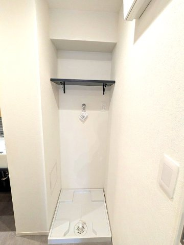 ベルヴィアージ蔵前の設備|トイレと独立した脱衣洗面室の洗濯機置場です