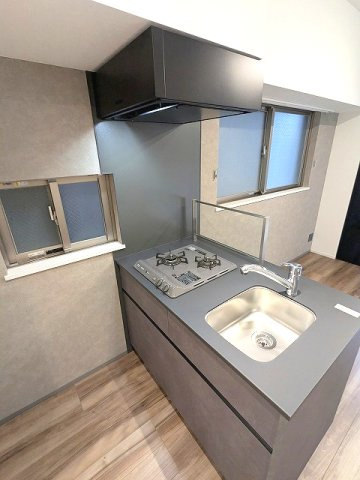 ベルヴィアージ蔵前のキッチン|ガス2口システムカウンターキッチン、瀟洒でお手入れ楽なガラストップコンロ、窓付明るく換気良好です