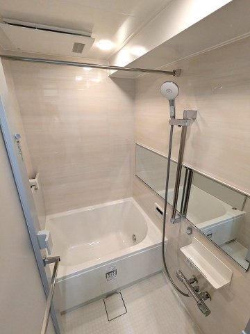 ベルヴィアージ蔵前の浴室|追焚オートバス、浴室換気乾燥機、ワイドシャワーヘッド、ワイドミラー
