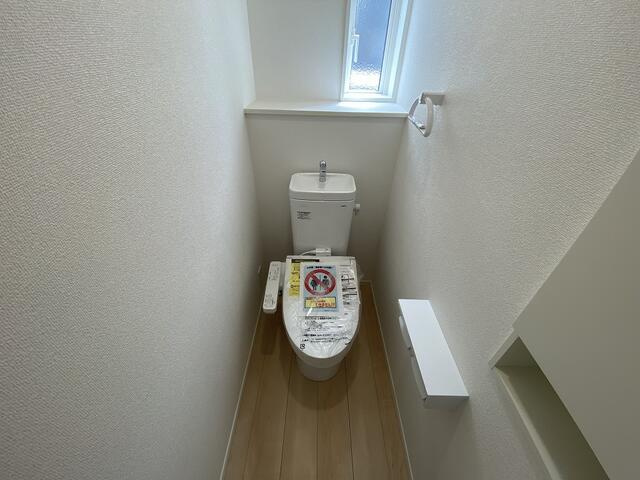 沼津市沢田町の新築一戸建のトイレ|各階にトイレがあるので、家族の準備が重なる忙しい朝も安心。もちろん温水洗浄便座完備です。