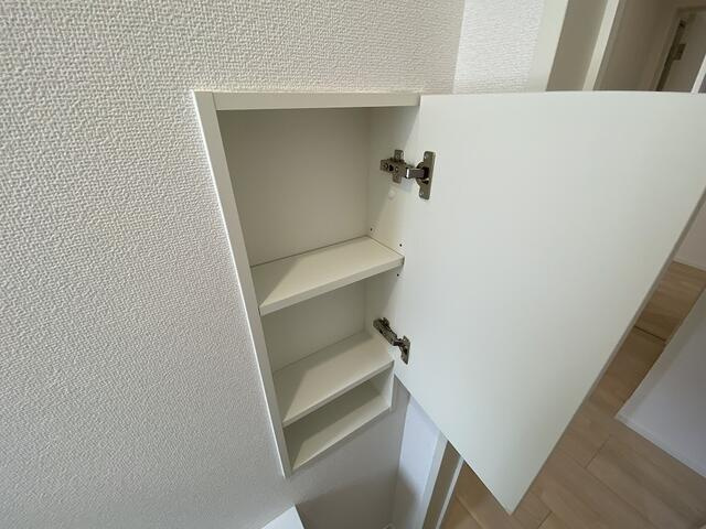 沼津市沢田町の新築一戸建のトイレ|トイレ内に収納棚もあります
