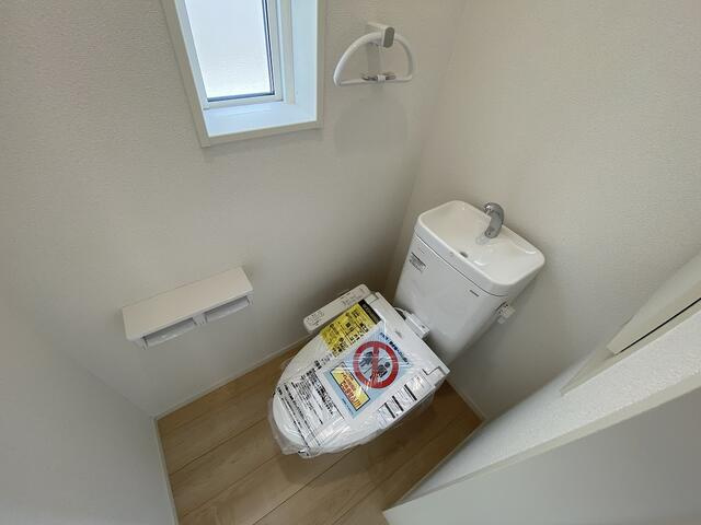 沼津市沢田町の新築一戸建のトイレ|各階にトイレがあるので、家族の準備が重なる忙しい朝も安心。もちろん温水洗浄便座完備です。