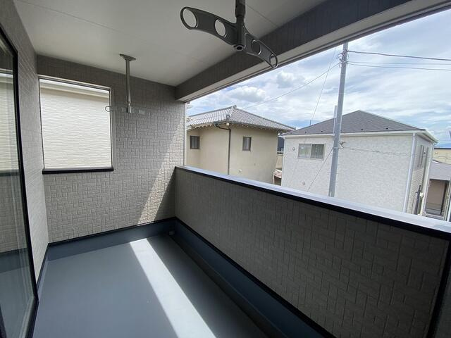 沼津市沢田町の新築一戸建のバルコニー|屋根に覆われ、急な雨でも洗濯物が濡れにくいインナーバルコニー。天候が変わりやすい日にも便利。
