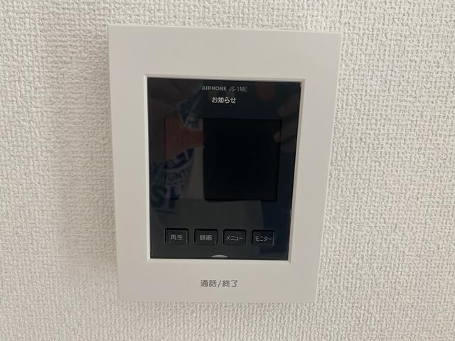 沼津市沢田町の新築一戸建の設備|留守中の来訪者を録画し、帰宅後に確認できるモニターホン。宅配便などの訪問もチェックできます。