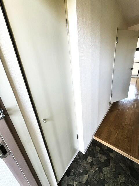 西条レジデンスの玄関