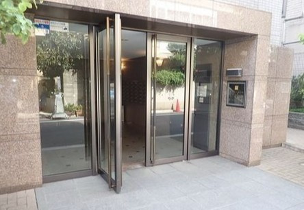 ルーブル江古田伍番館のエントランス