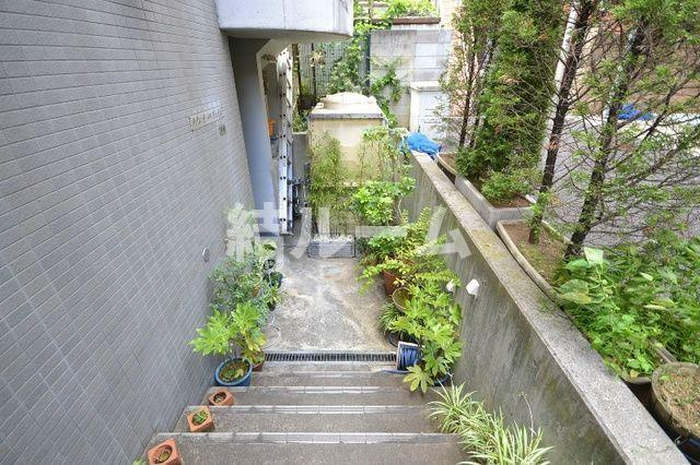 豊島区南池袋１丁目の賃貸マンションのエントランス