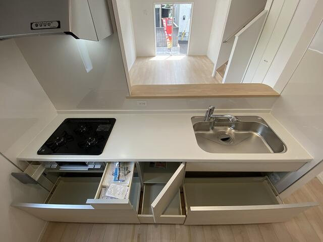 沼津市沢田町の新築一戸建のキッチン|調理器具や食器、食品を用途別に整理できる充実の収納。物が増えがちなキッチンもすっきり片付きます。