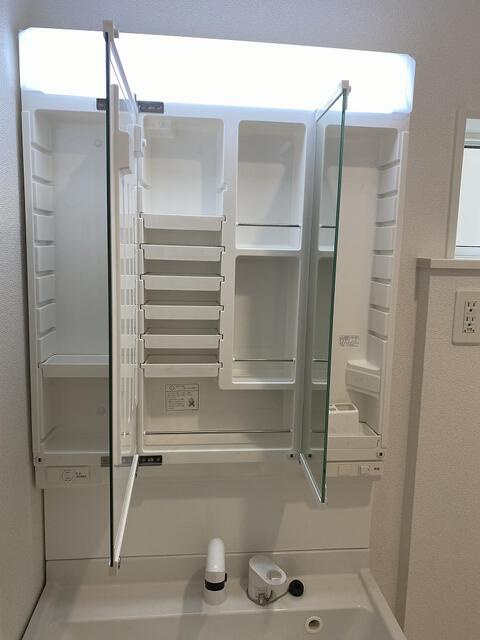 沼津市沢田町の新築一戸建の洗面所|歯ブラシや化粧品、整髪料をすっきりしまえる鏡裏収納。家族それぞれの洗面用品も整理しやすく便利。