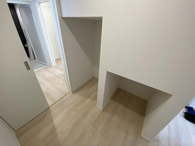 沼津市沢田町の新築一戸建の収納|脱衣所に隣接し、洗濯後の衣類をしまう場所にも便利。洗う・干す・しまう動線を短くできる収納です。