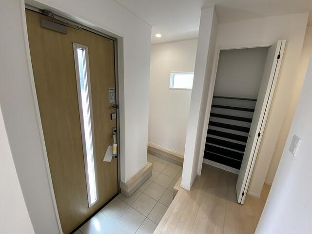沼津市沢田町の新築一戸建の玄関|家族分の靴をたっぷりしまえる大きな下駄箱。靴が増えがちなご家庭でも、玄関をすっきり保てます。