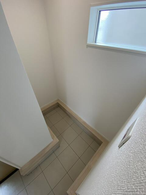 沼津市沢田町の新築一戸建の玄関|ベビーカーや外遊び用品、アウトドア用品をまとめて収納。室内に持ち込みたくない物にも便利です。