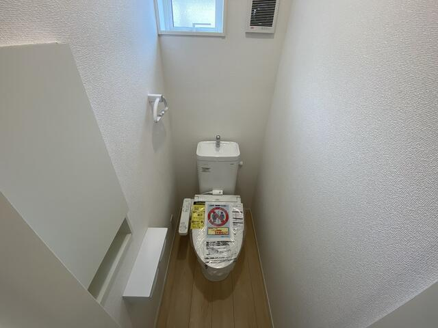 沼津市沢田町の新築一戸建のトイレ|各階にトイレがあるので、家族の準備が重なる忙しい朝も安心。もちろん温水洗浄便座完備です。