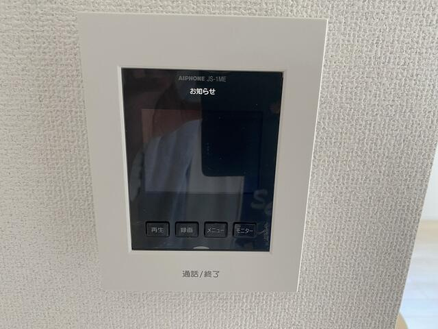 沼津市沢田町の新築一戸建の設備|留守中の来訪者を録画し、帰宅後に確認できるモニターホン。宅配便などの訪問もチェックできます。
