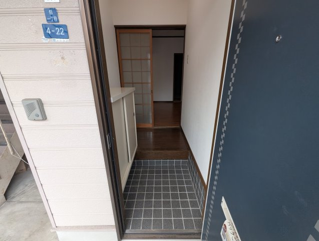 八木ハイツの玄関