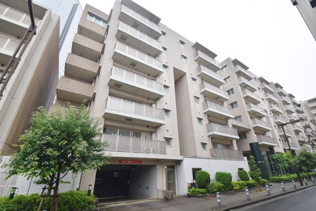 【外観】 | アゼリアテラス新宿 | 手入れの行き届いた外壁やエントランスなど、「見ればわかる」レベルで清潔感を保ったマンションです。築年数を感じさせない姿で皆様をお出迎えします。～即日のご見学可能～　お問合せはお気軽にどうぞ。