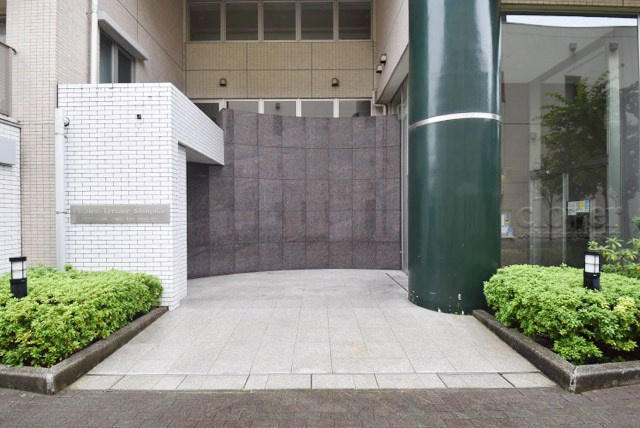【エントランス】 | アゼリアテラス新宿 | オートロックを備えた、マンションのエントランス。やはりセキュリティの観点は欠かすことができません。皆様を“安全”に送り出し、出迎えてくれます。～即日のご見学可能～　お問合せはお気軽にどうぞ。