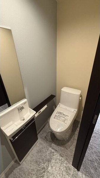 寝屋川市香里南之町の店舗事務所のトイレ