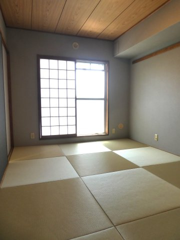 琉球畳へ変更済みで趣きのあるお部屋です。