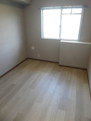 床貼替済みの北側洋室です。