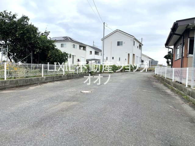 【駐車場】 | 加須市鴻茎　中古一戸建 | 普通車並列2台可（車種による）