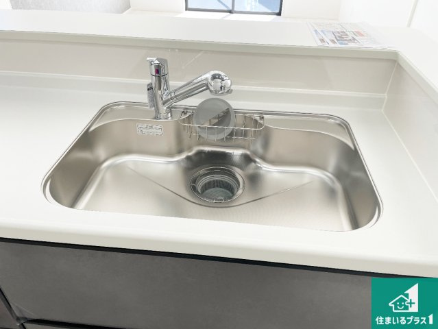 ■川西市大和東　第3期　新築一戸建ての設備|蛇口の先端に浄水器を内蔵しています！原水と浄水、お湯と冷水、シャワーの切替えがワンタッチなので用途によって使い分けられます。