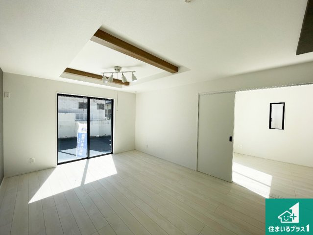 ■川西市大和東　第3期　新築一戸建ての居間・リビング|日当たり良好の明るいリビングで朝の目覚めもスッキリできそう！対面キッチンでご家族のコミュニケーションも自然と増える設計！小さなお子様が遊ぶスペースを作っても広々とくつろげるLDK！