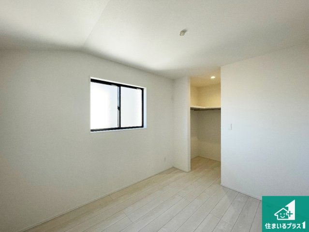 ■川西市大和東　第3期　新築一戸建ての洋室|シンプルな洋室は、自分好みのインテリアが楽しめます♪ご家族とインテリアや家具を選びに行くのは新築購入時の醍醐味の一つです。ぜひお楽しみください♪