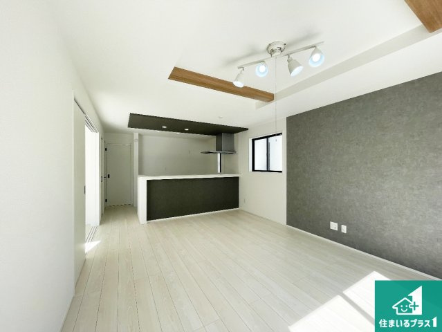 ■川西市大和東　第3期　新築一戸建ての居間・リビング|シンプルなリビングは、観葉植物等のインテリアを楽しめますね！パパ好みにも、ママ好みにも家具次第で雰囲気を変えることができます！