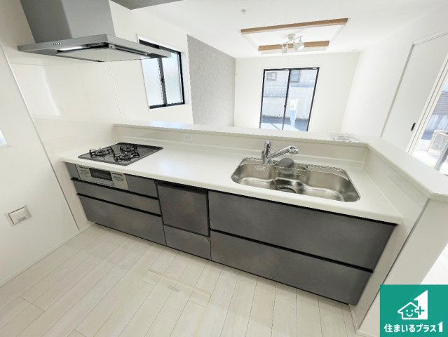 ■川西市大和東　第3期　新築一戸建てのキッチン|リビングと統一感があり、使い勝手のいいキッチン。広々としているので、二人並んで作業が出来ちゃいます。お子様と一緒に色々なお料理に挑戦できるスペースがあります。