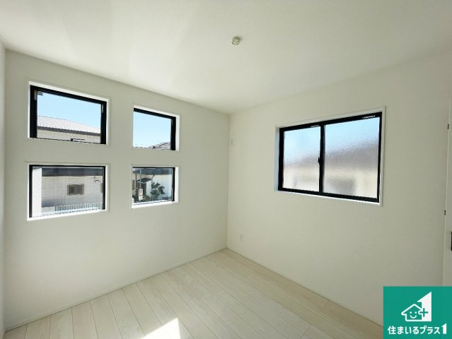 ■川西市大和東　第3期　新築一戸建ての洋室|収納スペースが充実しているので子供の成長に合わせてたくさん収納ができます！家族構成に合わせた様々な活用ができる収納！