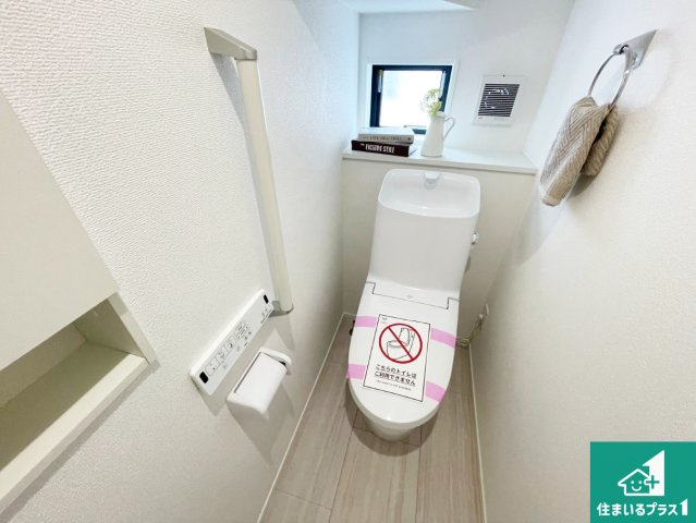 ■川西市大和東　第3期　新築一戸建てのトイレ|1・2階の2ヶ所にあるので、朝の忙しい時間の順番待ちもなく、深夜の利用にも大変便利です。