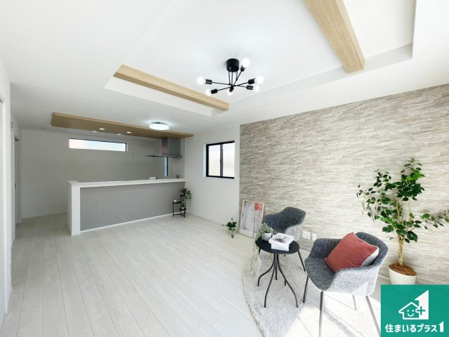 ■川西市大和東　第3期　新築一戸建ての居間・リビング|シンプルなリビングは、観葉植物等のインテリアを楽しめますね！パパ好みにも、ママ好みにも家具次第で雰囲気を変えることができます！