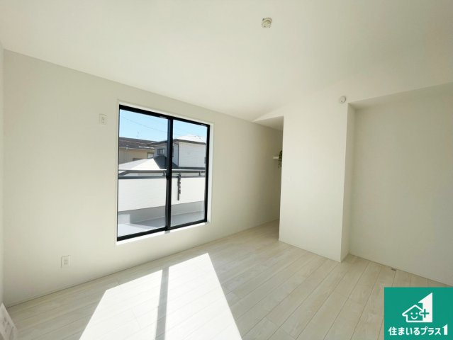 ■川西市大和東　第3期　新築一戸建ての洋室|寝室は心地よい眠りについてもらいたくて、シンプルかつ開放的な空間な設計にしています！大きな窓から差し込む日が心地いいです♪