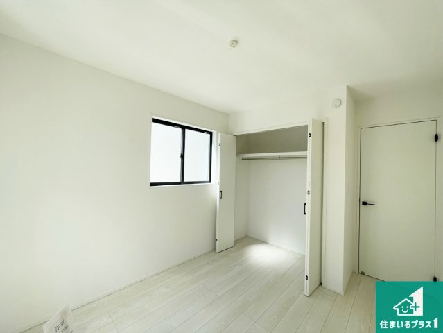 ■川西市大和東　第3期　新築一戸建ての洋室|収納スペースが充実しているので子供の成長に合わせてたくさん収納ができます！家族構成に合わせた様々な活用ができる収納！