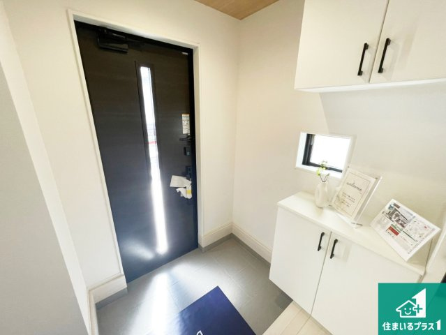 ■川西市大和東　第3期　新築一戸建ての玄関|シューズボックスにはたくさんの靴が収納できるので玄関周りはいつもスッキリ！ご家族が増えても安心！