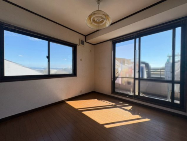 長岡京市今里蓮ヶ糸の洋室|3階洋室約約5帖
南と東からの2面採光のある洋室。子供部屋としても適しております。